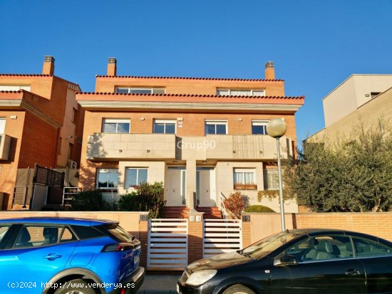 LUJOSA CASA PAREADA CON PISCINA EN TORREFARRERA