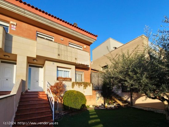 LUJOSA CASA PAREADA CON PISCINA EN TORREFARRERA