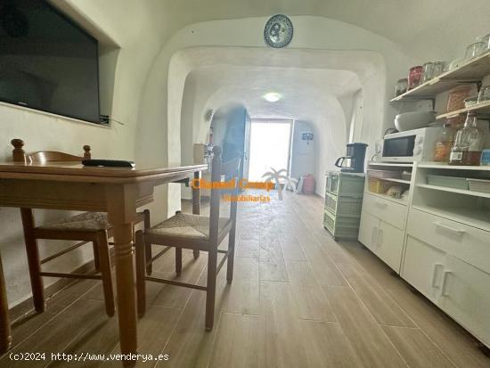 SE VENDE Y ASLQUILA LOS MESES DE JUNIO JULIO Y AGOSTO CASA CUEVA, ZONA LA ROMANA - ALICANTE