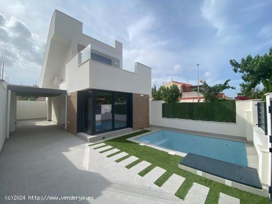 VILLA DE OBRA NUEVA, CON 3 HABITACIONES Y PISCINA, A 650m DE LA PLAYA, EN LOS ALCÁZARES, MURCIA. - 