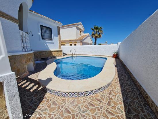 CHALET INDEPENDIENTE CON PISCINA PRIVADA - ALICANTE