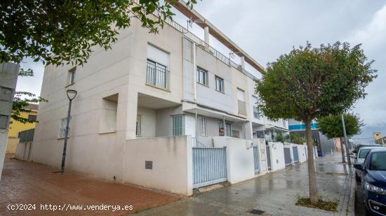 Bungalow adosado esquina, dos plantas en zona San Crispín de Elda - ALICANTE