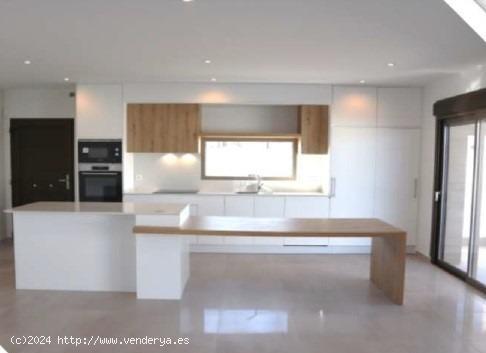 VILLA MODERNA DE NUEVA CONSTRUCCIÓN CON 3 DORMITORIOS Y PISCINA PRIVADA EN ASPE - ALICANTE