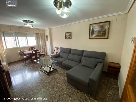  Grupo La Noria, VENDE piso amueblado. 3 DORMITORIOS, 2 BAÑOS ZONA AVENIDA ESPAÑA-ASILO SAN ANTON.  