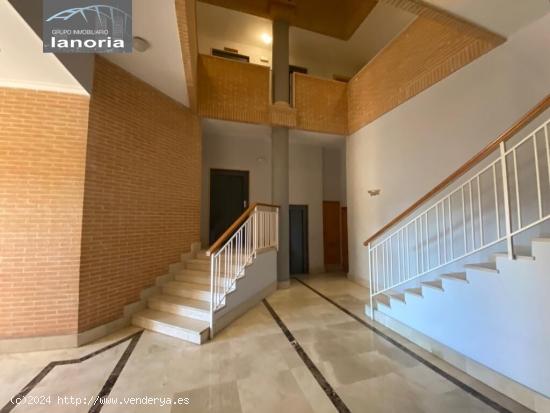 Grupo La Noria, VENDE piso amueblado. 3 DORMITORIOS, 2 BAÑOS ZONA AVENIDA ESPAÑA-ASILO SAN ANTON. 