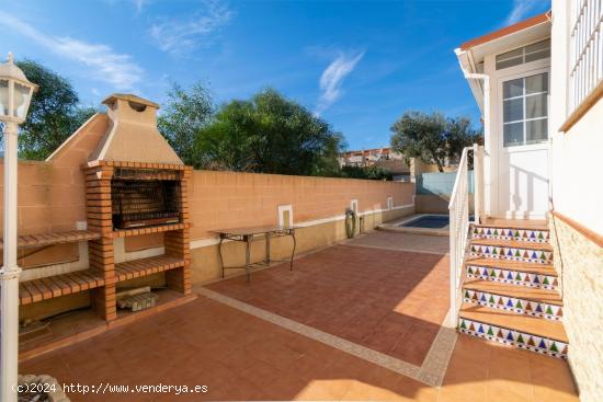 Encantado chalet con piscina en Loma de Canteras - MURCIA