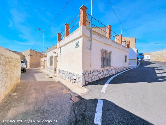 Se vende vivienda con 3 dormitorios, 1 baño y terraza en los Canovas - MURCIA