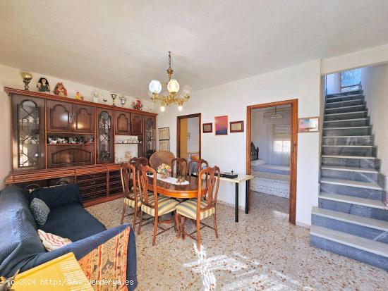 Se vende vivienda con 3 dormitorios, 1 baño y terraza en los Canovas - MURCIA