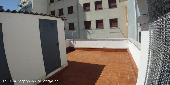 Ático dúplex de 260 metros, con terraza de 40 metros y 8 habitaciones - CACERES