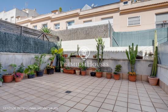  Casa adosada con patio y vistas despejadas en La Collada - BARCELONA 