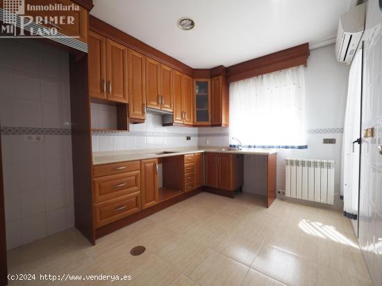 Adosado en Tomelloso zona calle Asturias, de 4 dorm, 2 baños, garaje, patio y cocinilla - CIUDAD RE