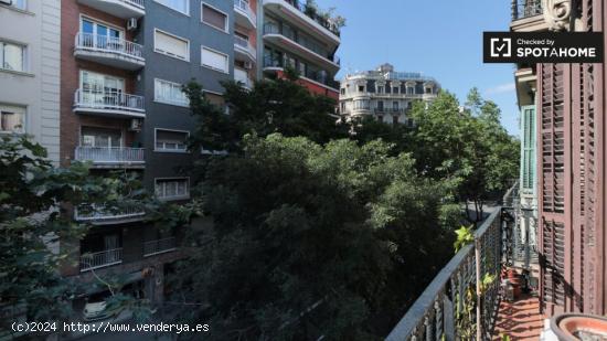 Amplia habitación en alquiler en el apartamento de 7 dormitorios L'Esquerra de l'Eixample - BARCELO