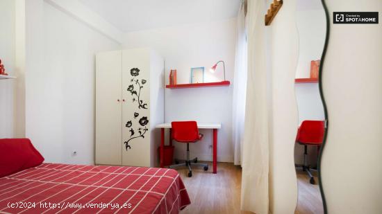 Relajante habitación con escritorio en piso compartido, Embajadores - MADRID