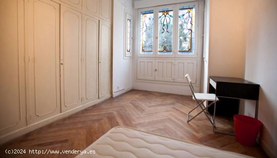 Hermosa habitación con escritorio en un departamento compartido, Palacio - MADRID