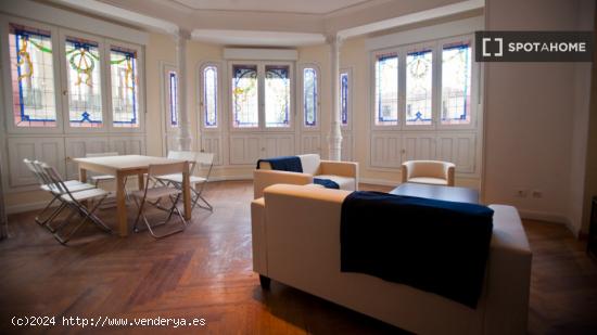 Hermosa habitación con escritorio en un departamento compartido, Palacio - MADRID