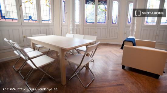 Hermosa habitación con escritorio en un departamento compartido, Palacio - MADRID