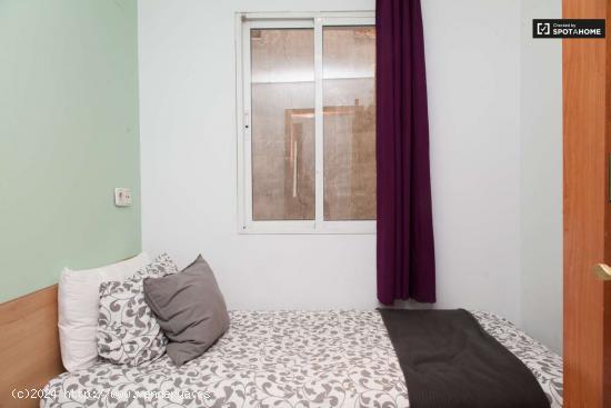 Habitación amueblada con escritorio en piso compartido, Puerta del Sol - MADRID