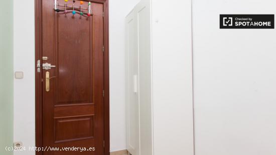 Enorme habitación con escritorio en el departamento compartido, Puerta del Sol - MADRID