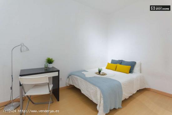 Habitación acogedora con escritorio en un apartamento de 8 habitaciones, La Latina - MADRID