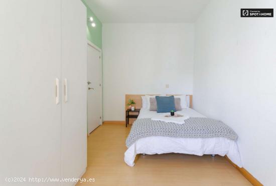  Habitación soleada con calefacción en un apartamento de 8 habitaciones, La Latina - MADRID 