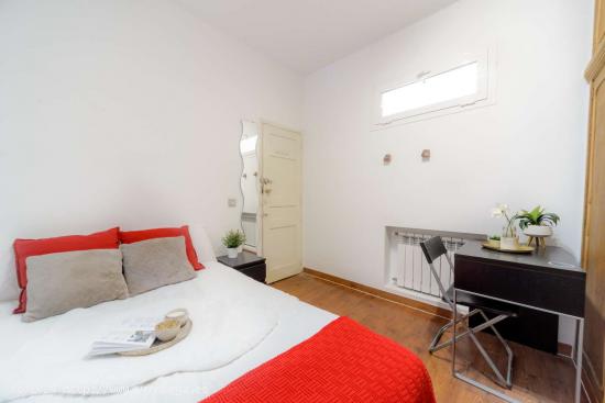 Acogedora habitación con llave independiente en apartamento de 8 dormitorios en La Latina, Madrid -