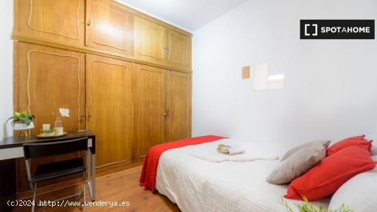 Acogedora habitación con llave independiente en apartamento de 8 dormitorios en La Latina, Madrid -