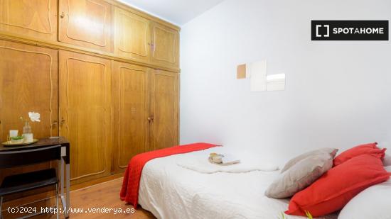 Acogedora habitación con llave independiente en apartamento de 8 dormitorios en La Latina, Madrid -