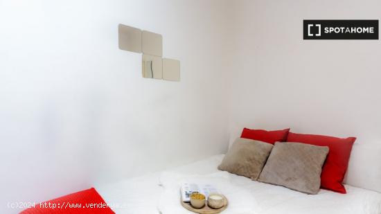 Acogedora habitación con llave independiente en apartamento de 8 dormitorios en La Latina, Madrid -