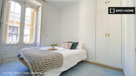 Habitación amueblada con balcón en piso compartido, Puerta del Sol - MADRID