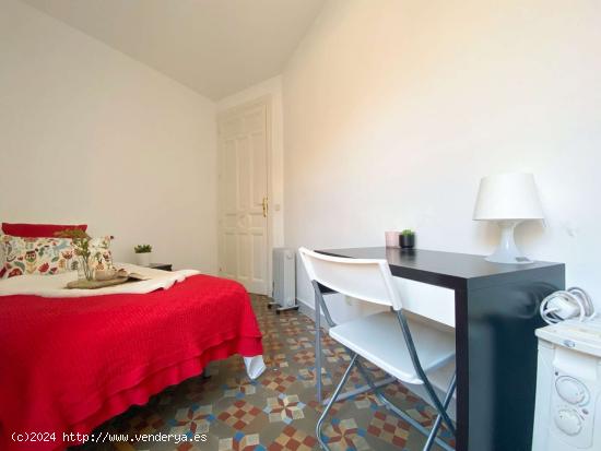  Habitación amueblada con escritorio en piso compartido, Puerta del Sol - MADRID 