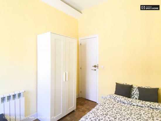 Habitación amueblada con llave independiente en piso compartido, Latina - MADRID