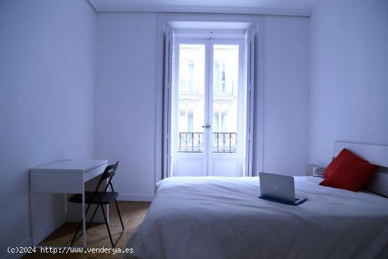 Habitación acogedora con llave independiente en el apartamento compartido, Puerta del Sol - MADRID