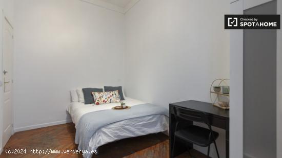 Amplia habitación con escritorio en el departamento compartido, Puerta del Sol - MADRID