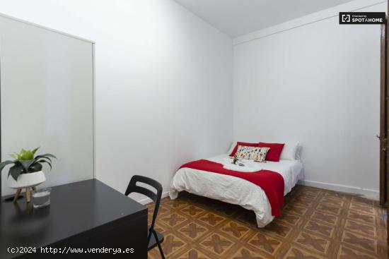  Amplia habitación con escritorio en el departamento compartido, Puerta del Sol - MADRID 