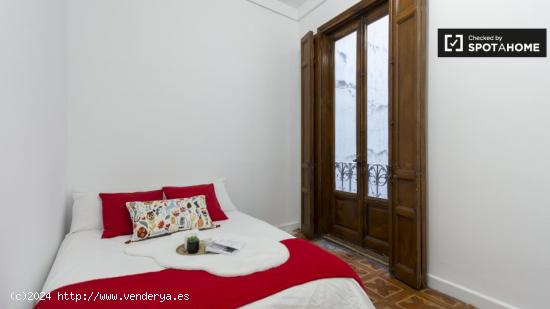 Amplia habitación con escritorio en el departamento compartido, Puerta del Sol - MADRID