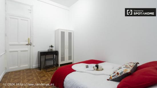 Amplia habitación con escritorio en el departamento compartido, Puerta del Sol - MADRID