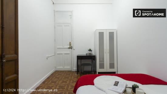 Amplia habitación con escritorio en el departamento compartido, Puerta del Sol - MADRID