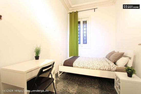 Habitación decorada con armario independiente en el apartamento compartido, Puerta del Sol - MADRID