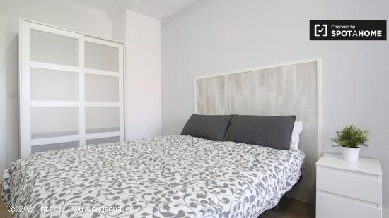 Amplia habitación en alquiler en un apartamento de 8 habitaciones en Pirámides - MADRID