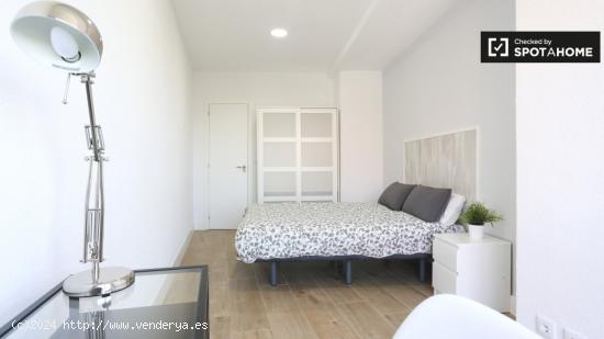 Amplia habitación en alquiler en un apartamento de 8 habitaciones en Pirámides - MADRID