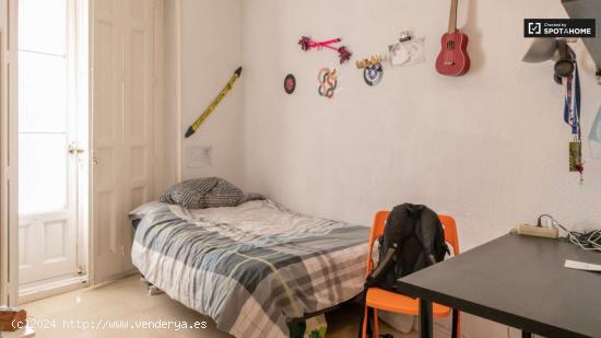 Se alquilan habitaciones en apartamento de 6 dormitorios en Madrid - MADRID