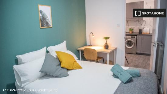 Se alquilan habitaciones en un apartamento de 8 dormitorios en La Latina, Madrid - MADRID