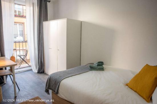 Se alquilan habitaciones en un apartamento de 8 dormitorios en La Latina, Madrid - MADRID