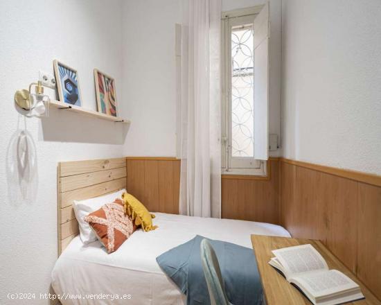 Se alquila habitación en apartamento de 3 dormitorios en Madrid - MADRID