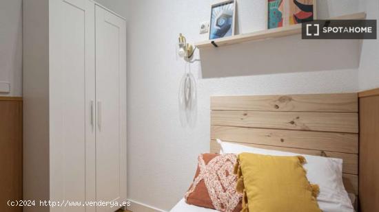 Se alquila habitación en apartamento de 3 dormitorios en Madrid - MADRID