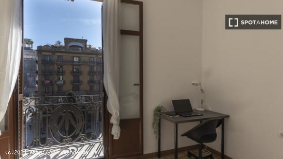 Alquiler de habitaciones en piso de 4 dormitorios en Barrio Gótico - BARCELONA