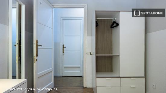 Habitación soleada con calefacción en un apartamento de 13 dormitorios, Justicia - MADRID