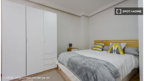 Se alquilan habitaciones en apartamento de 6 dormitorios en Retiro - MADRID