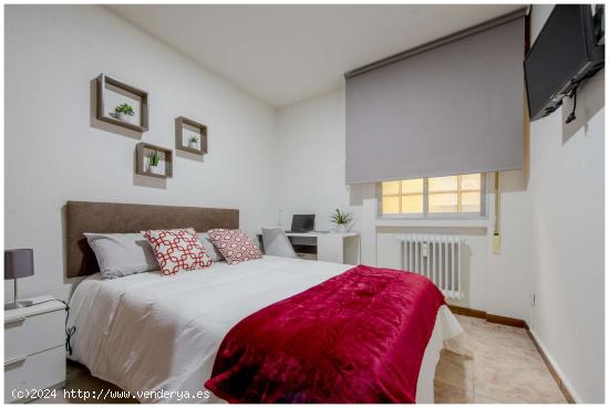 Se alquilan habitaciones en apartamento de 6 dormitorios en Retiro - MADRID