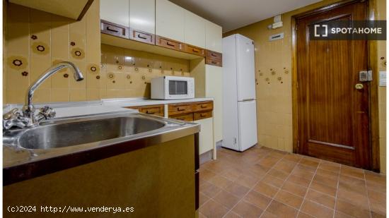 Se alquilan habitaciones en apartamento de 6 dormitorios en Retiro - MADRID